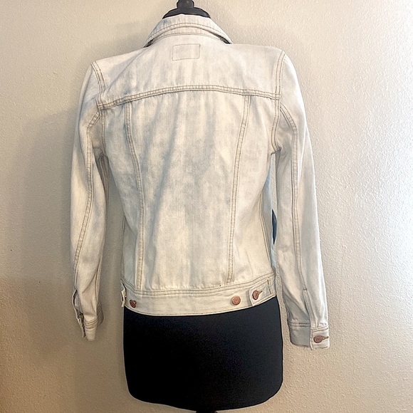 Women’s Old Navy Denim Jacket Size XS - Picture 3 of 3
